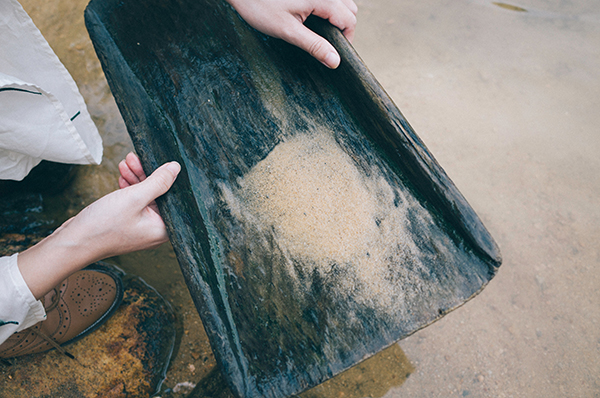 在河中用木盘淘金沙