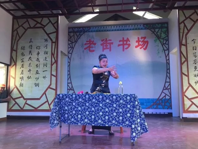 平湖老街再现钹子书 吸引浙沪两地村民前来围观