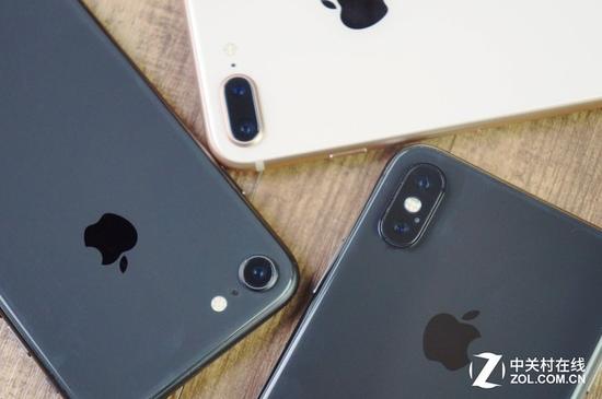 额头的宽度上,iphonex极窄,iphone8和iphone8 plus差不多.