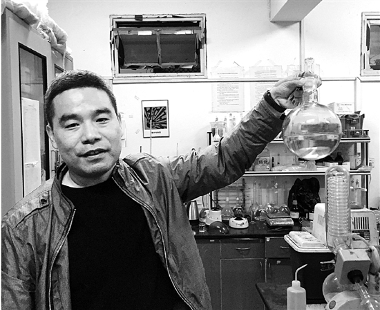 聂勇教授向记者展示生物柴油.