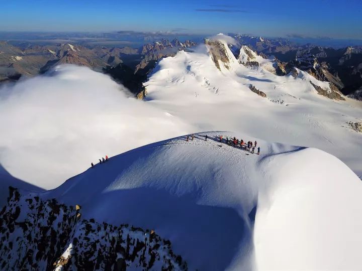 徒步6000米级的四川甘孜雀儿山 感受壮阔的冰川雪原