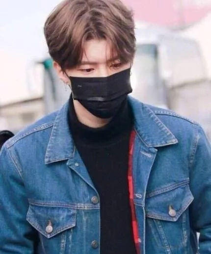 说不上来颜色的半长中分发型,是韩国男团的标配.