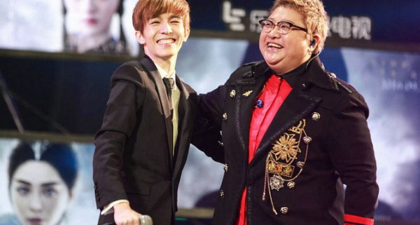 郭敬明与韩红,郭敬明好像很尴尬的样子.