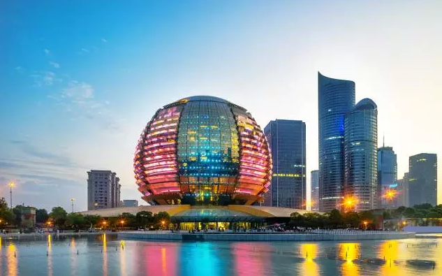 答案毋庸置疑, 经历b20杭州峰会后,这颗大金球闪耀世界,它便是杭州