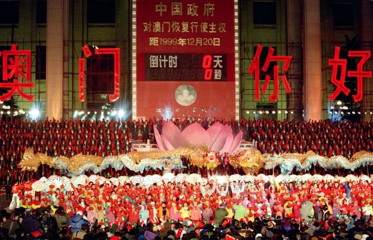 上海市各界人士汇聚黄浦江畔举行盛大的庆澳门回归联欢晚会