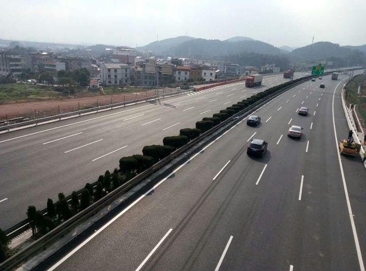 讯(浙江卫视记者报道)杭金衢高速公路萧山至柯桥段今天(29日)通过验收