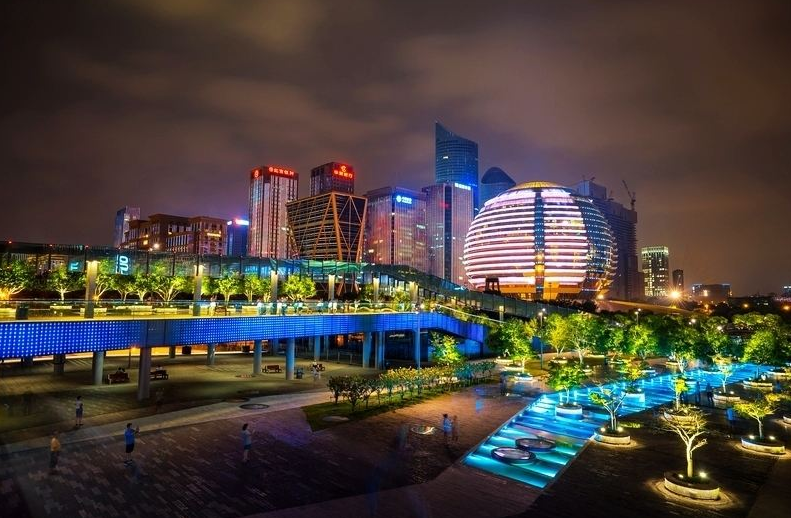 钱江新城灯光秀及音乐喷泉:18:30,19:30; 钱塘江两岸滨江区段,上城区