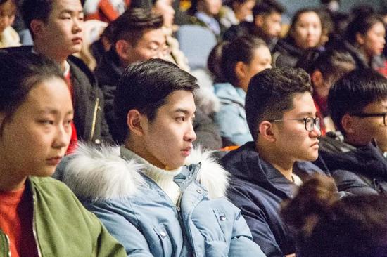 南京艺术学院校考开考 00后帅哥美女聚集