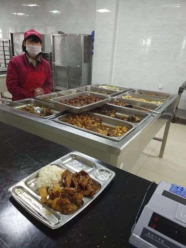 记者在学校食堂连吃了两顿,菜的价格和味道,就是一般食堂的样子