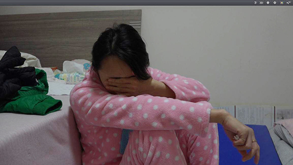 和中介沟通无果后,林涵崩溃大哭.