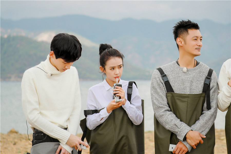 《二十四小时》胡一天熊梓淇唱《还珠格格》 与沙滩美女尬舞