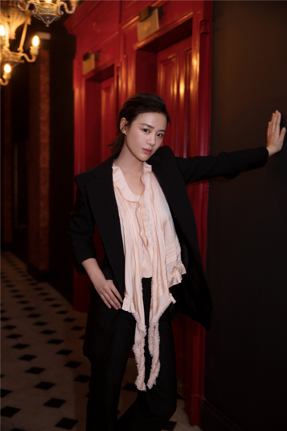 大写加粗的帅!马思纯西装亮相巴黎时装周 英气利落