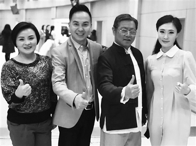 2日的元宵节,晚上,汤大姐(汤君儿)拎着两大袋水果,回到杭州萧山的娘家