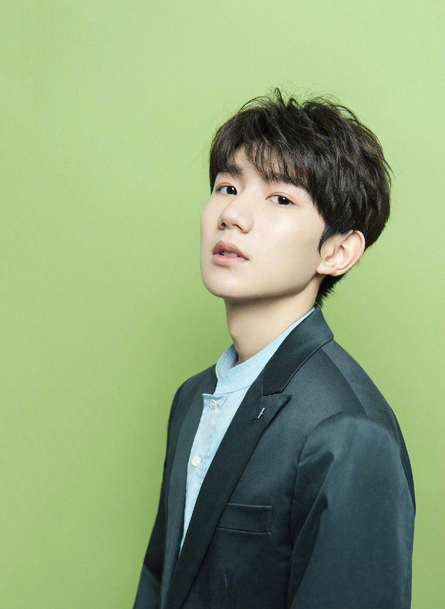 王源曝光一组写真 西装帅气有型侧颜精致