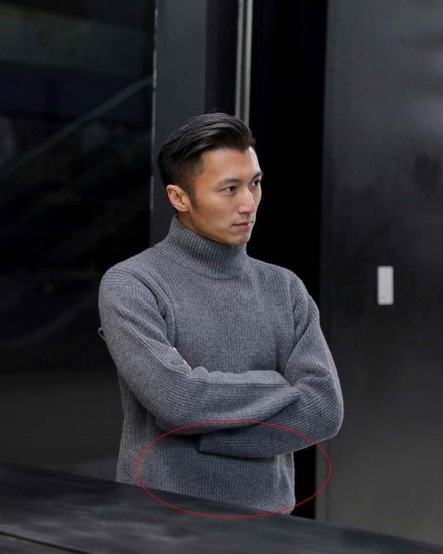 近日有网友在飞机上偶遇谢霆锋,当时他正低着头聚精会神地玩着手机