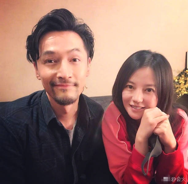 胡歌和赵薇合影.