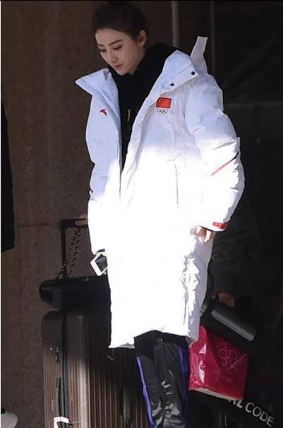 张继科晒与景甜海边牵手照公布恋情