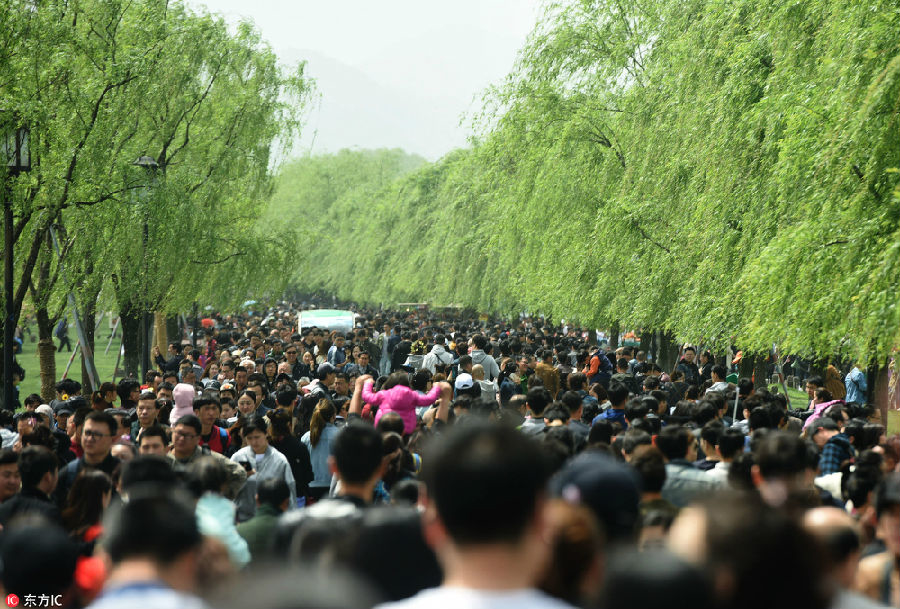 杭州迎来清明小长假旅游高峰 西湖断桥人潮汹涌堪比黄金周