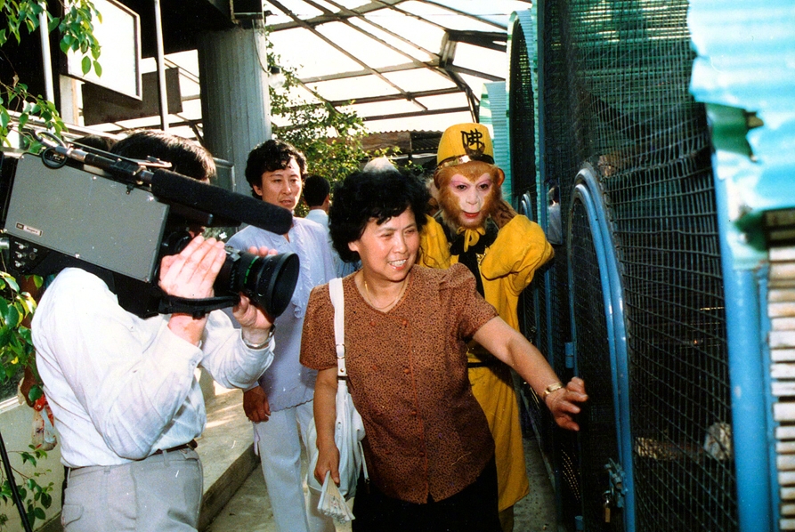 六小龄童悼念恩师杨洁89周岁诞辰日 发旧照引发回忆