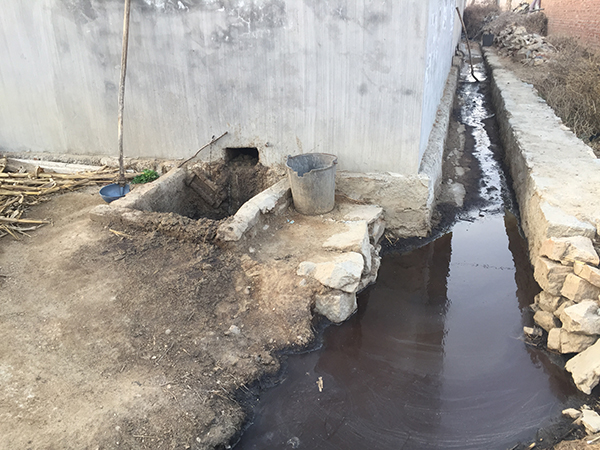 两家平时有积怨,案发当天,崔某会认定邻居老汉一家把石头倒进了他家