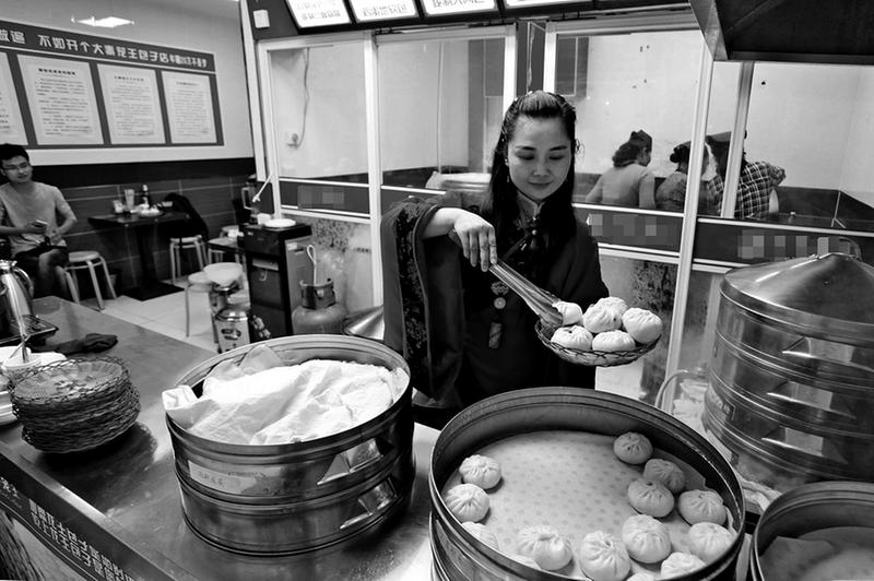 穿着汉服卖包子 生意兴隆女老板成"网红