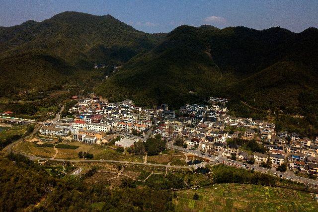 俯瞰余村(3月23日无人机拍摄).黄宗治 摄