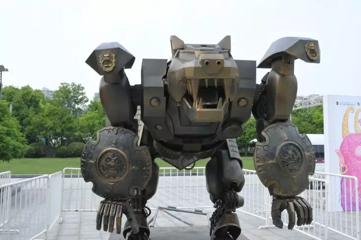 这两天来动漫节的小伙伴 都惊异地发现了这三座巨大的机甲雕塑.