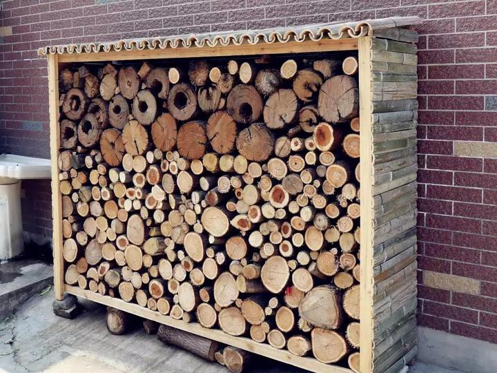 "工作后,发现柴架子可以完美解决山里乡村令人头疼的柴垛乱堆放问题