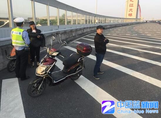 注意!杭州高速交警严查骑电动车上之江大桥行驶