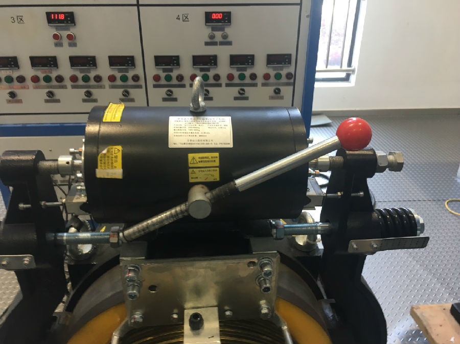 除了门锁装置之外,驱动主机制动器也是保护电梯安全运行的重要部件 ,"