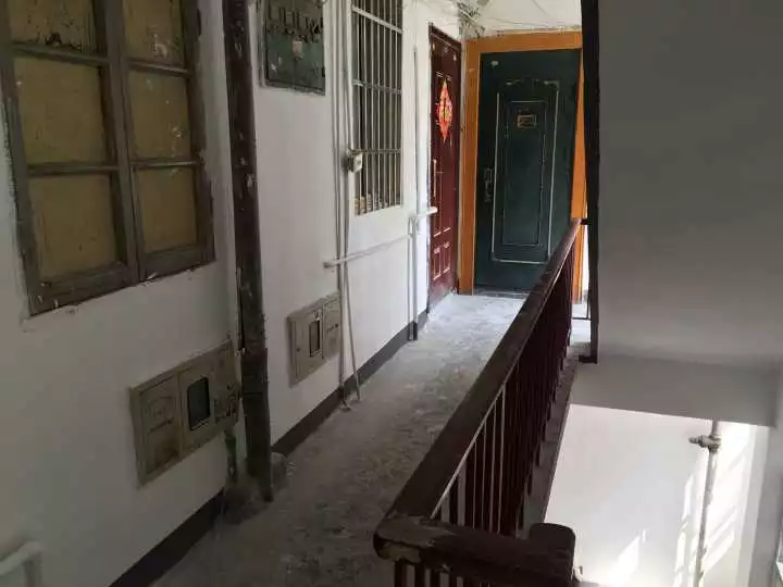 单元楼一层4户,楼道非常宽敞,还是单跑楼道,层与层之间的楼梯没有折返