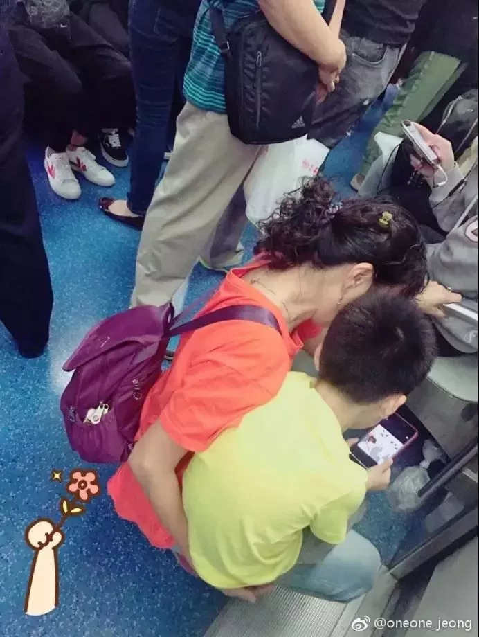 杭州地铁家长当众把尿 尿液四溅吓退周围乘客