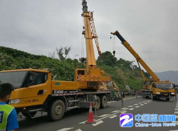 高速上上演吊车吊"吊车" 这是咋回事?