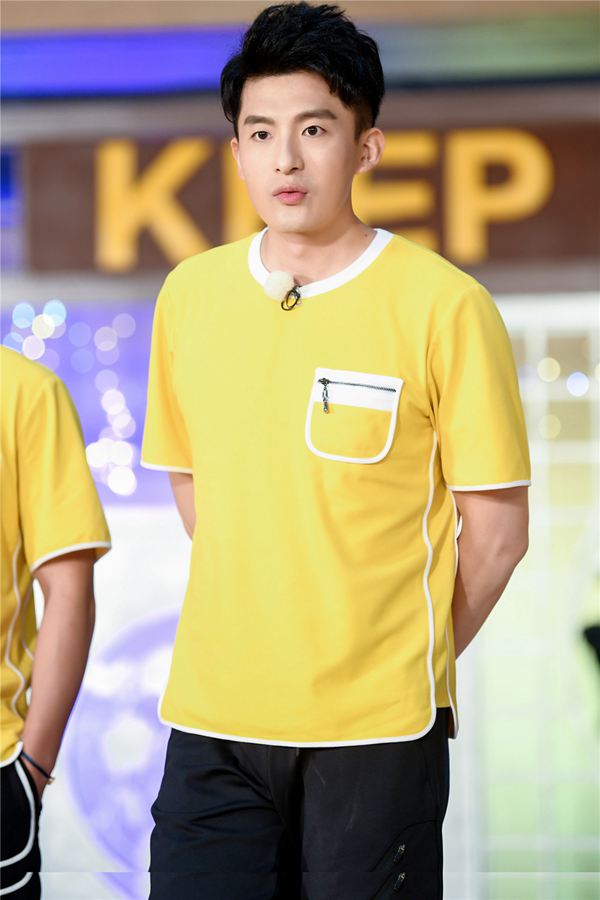 《爱情公寓》来袭引发回忆杀 《奔跑吧》邓超陈赫撕名牌自相残杀