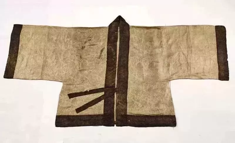 对襟双蝶串枝菊花纹绫衫 台州市黄岩区博物馆藏