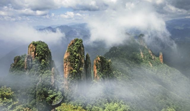 仙華山風景名勝區位於浦江縣縣城以北,由峰林仙華山,幽谷古禪寺,江南