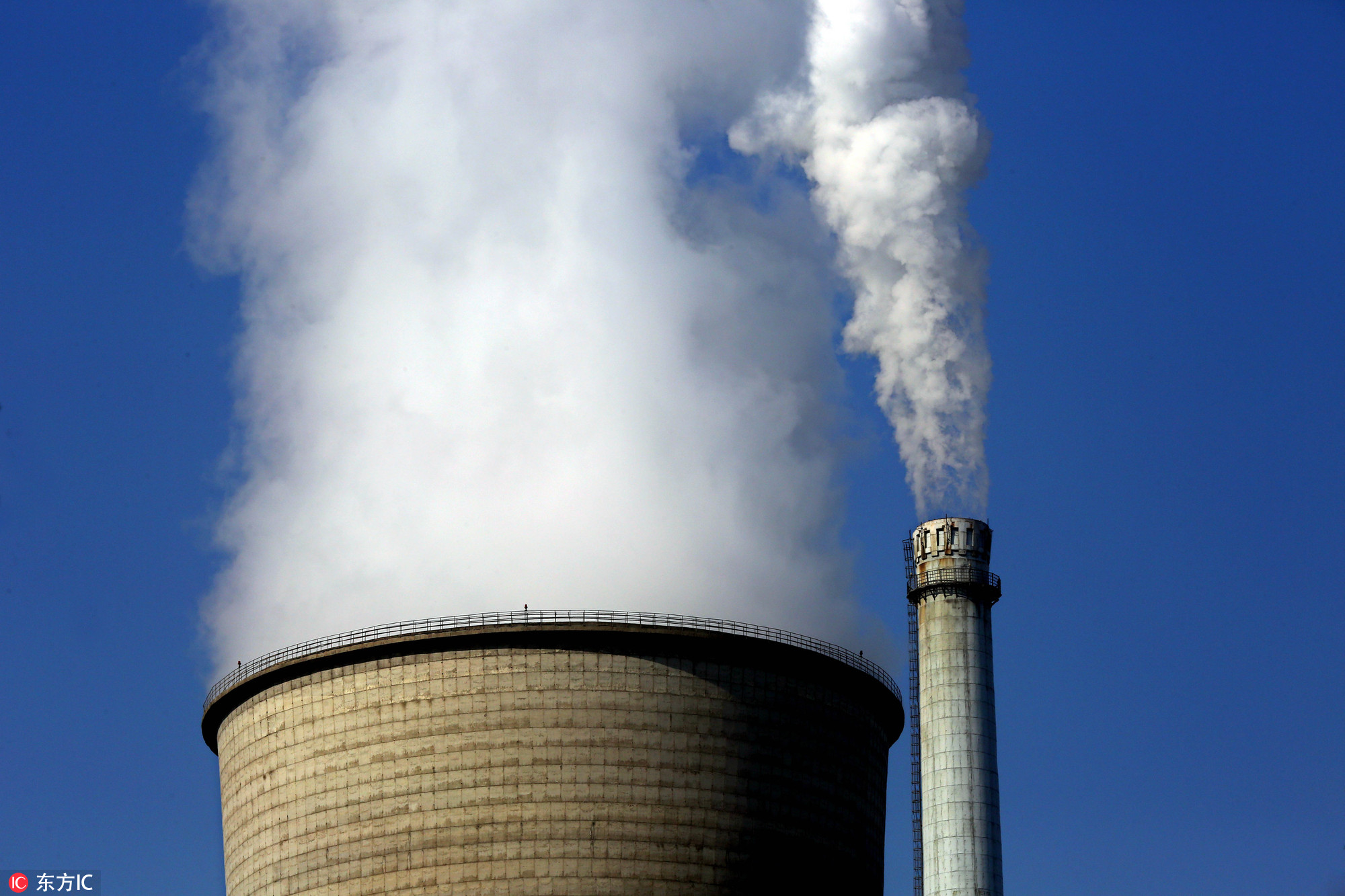 国务院常务会议部署实施蓝天保卫战三年行动计划