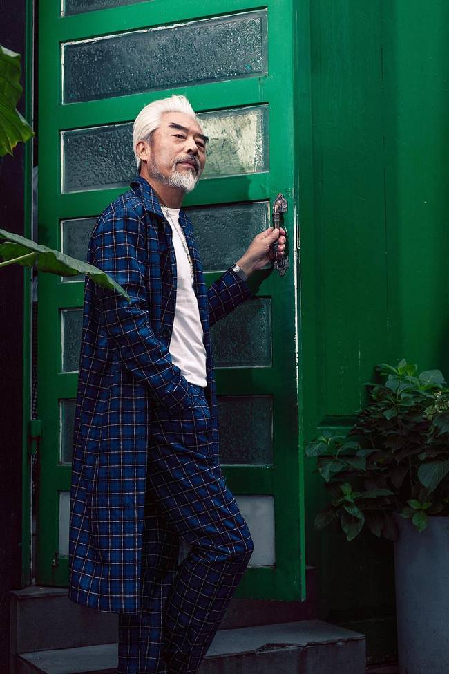 他是娱乐圈中最潮的大叔 64岁依旧靠颜值吃饭