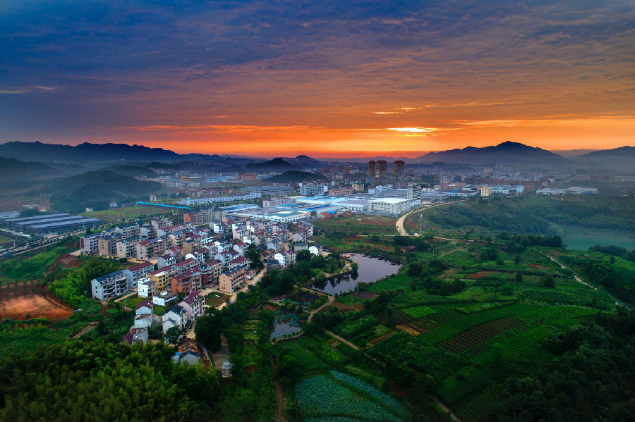 林明泉 摄影 清晨,磐安县尖山镇腾沄岗村在朝阳里苏醒,早霞映红了半边