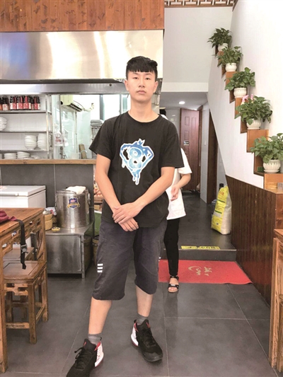 小陈名叫沐阳,是个身高1米80的小伙