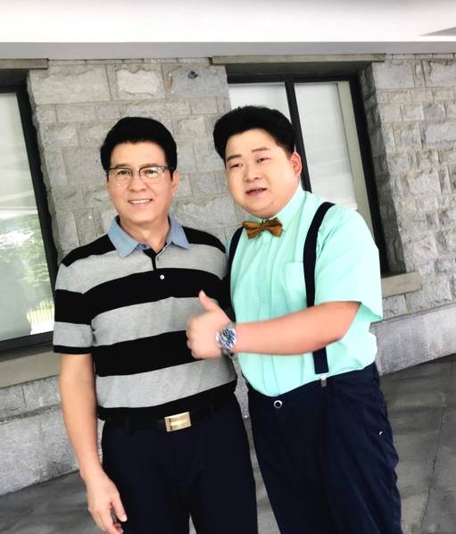 关少曾与年轻演员合影.