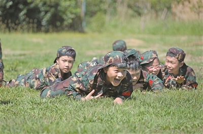 宁波:小朋友体验部队生活