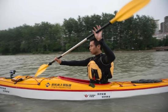 嘉兴中学老师划船上班:不用等红灯 不堵车