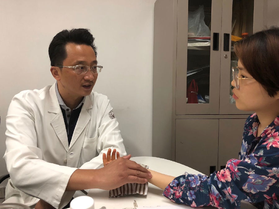浙江省中医院中内科主任医师金涛(左)