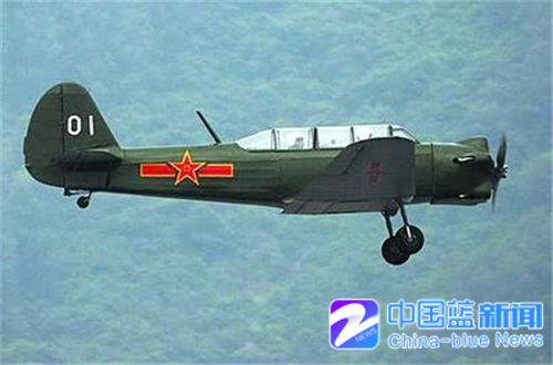 中国第一架自制飞机"初教5"(资料图)