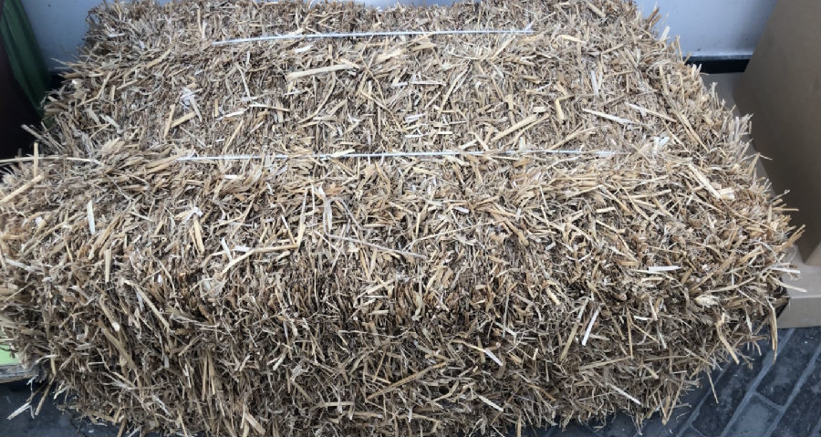 黑液中含有木质素,纤维素,挥发性有机酸等,有臭味,污染性很强;秸秆