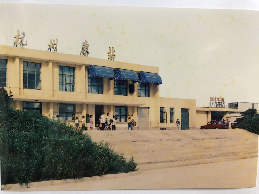 杭州八旬老人用上万张照片记录铁路"前世今生"