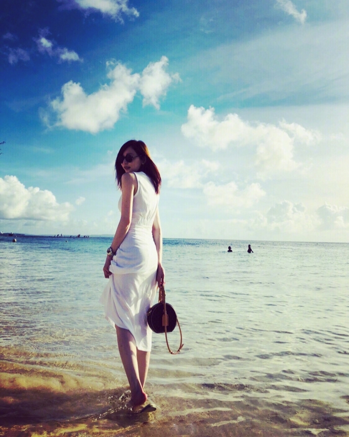 王心凌晒海边漫步美照被称"度假天后" 回怼别乱酸