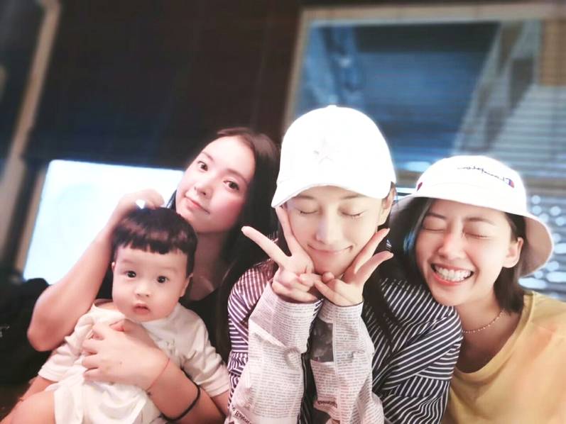 实习妈妈走起!张馨予与好友聚会怀抱小孩好有爱