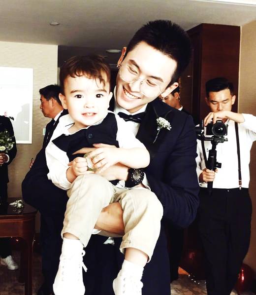 张哲瀚晒出的婚礼后台照.